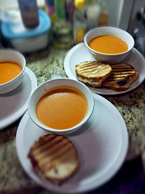 Snapdishの料理写真:Tomato soup with grilled cheese|Michael Applebyさん