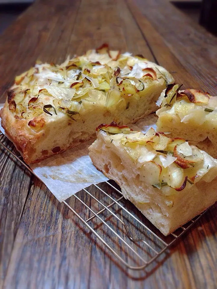 Snapdishの料理写真:Focaccia with potato and rosemary|rick chanさん