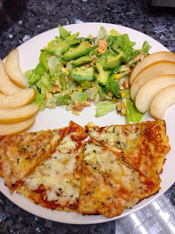 Snapdishの料理写真:Lunch at Work - Gluten free pizza, half a Costco Chipolte Salad, Fuji Apples|Cheryl Melnickさん