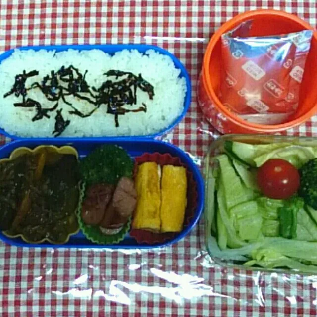 Snapdishの料理写真:☆旦那と娘のお弁当
麻婆茄子、卵焼き、ウインナー、ブロッコリー炒め、サラダ、味噌汁
娘は試験中。終わってからの図書館勉強用に軽く。|たまりんごさん