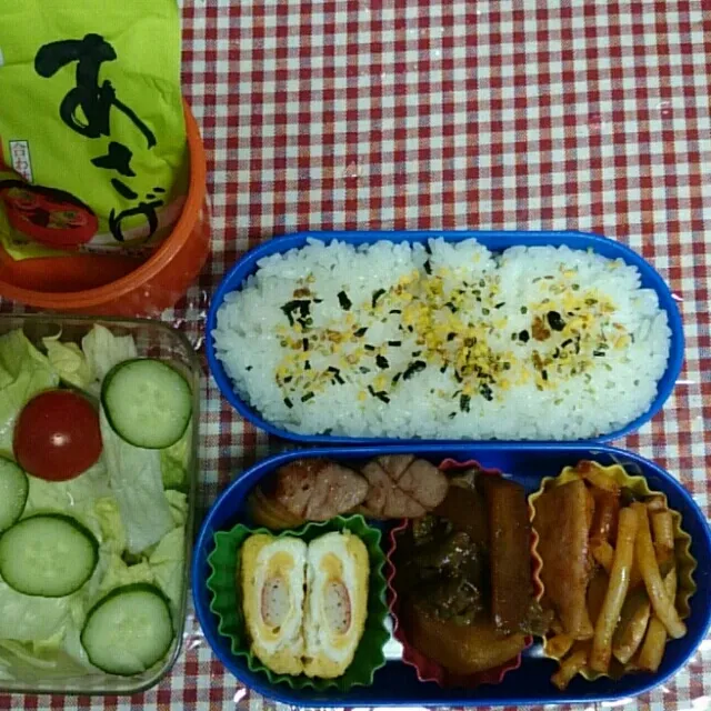 ☆旦那と娘のお弁当

肉じゃが、かにかま入り卵焼き、マカロニとソーセージとピーマンのナポリタン風、ウインナー、あさげ、サラダ|たまりんごさん