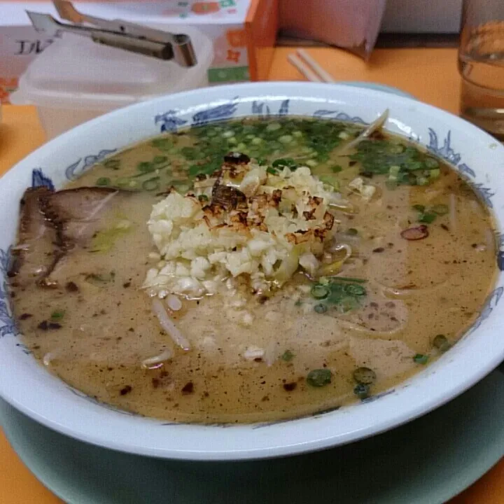 Snapdishの料理写真:【ばってんラーメン】
ラーメン大好きな主人と。
カウンターしかないお店で８人くらいしか座れないので並んで待つ。
私は、ニンニクたっぷりの☆白丸を頼みました。
主人は、ネギとニンニクたっぷり赤丸でした。
食後にと、ブレスケアを小皿に置いてくれます。|たまりんごさん