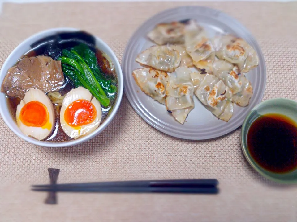 豚のゆで汁でラーメン 餃子|にゃろめさん