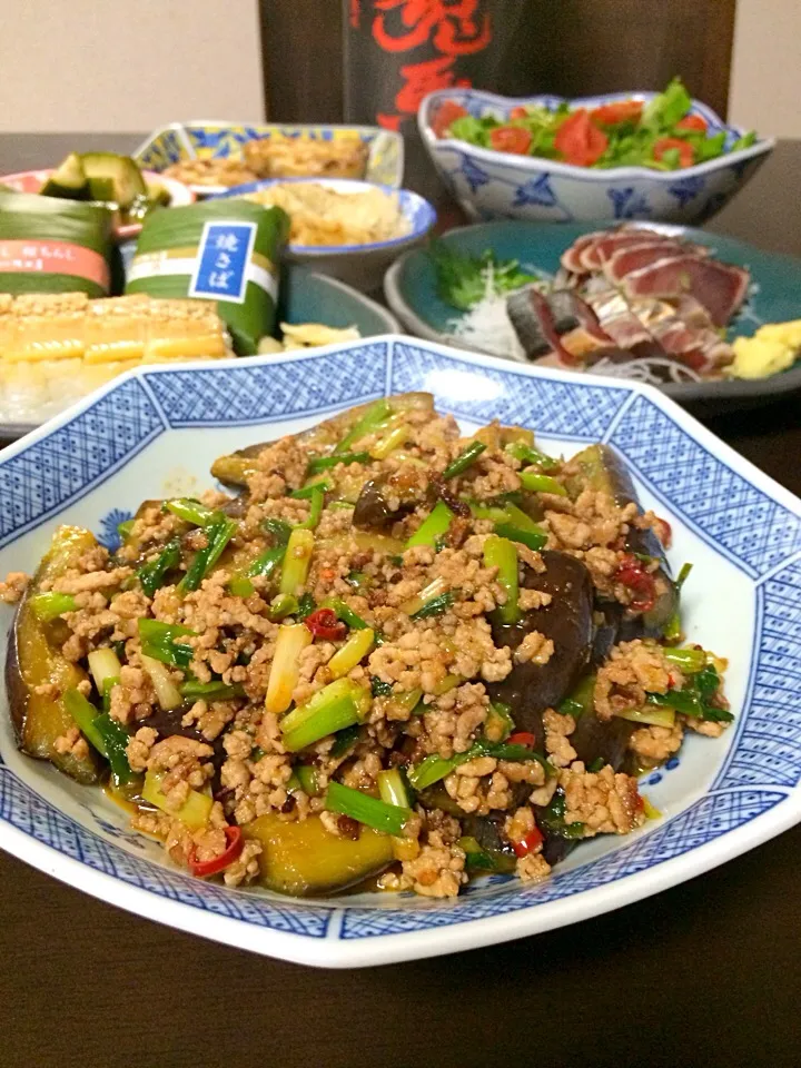 昨晩の家居酒屋、なすとひき肉のピリ辛炒めがメイン。ラディッシュとトマトのサラダ、キュウリの梅酢漬け、あとは残りものとお惣菜。|ままぞうさん