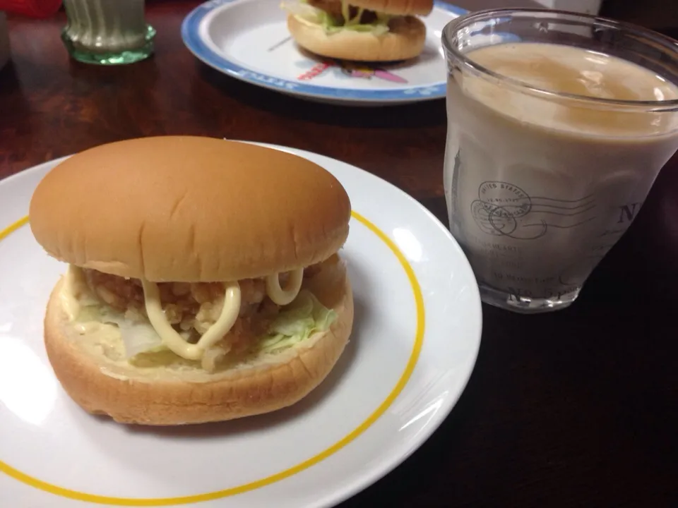 Snapdishの料理写真:チキン南蛮バーガー|Aiko Kawazuさん