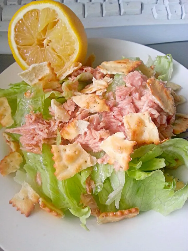 tuna lettuce toasted cracker w/ lemon salad|Lottie Ibadlit Ninoblaさん