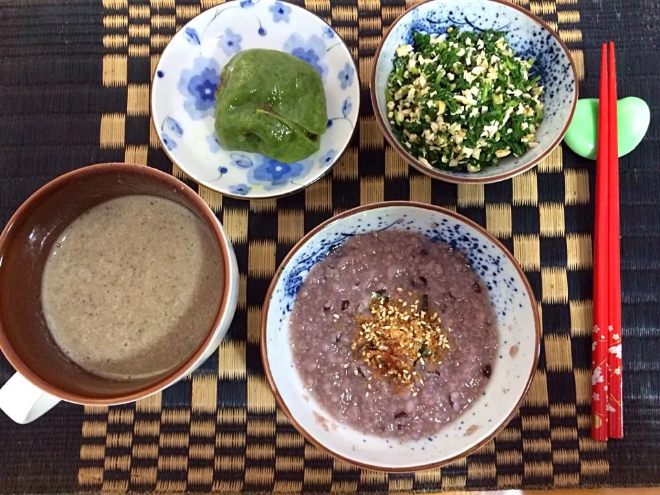 Snapdishの料理写真:山药黑豆浆，小米五谷粥配香干马兰头，王家沙青团|YaoYaoさん