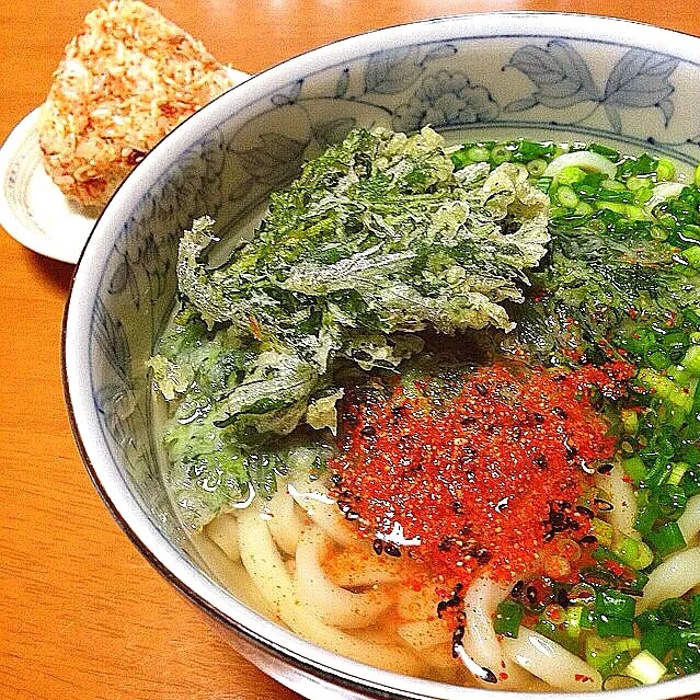 春菊の天ぷらうろんとシラスのごま油炒めと山椒、一味、おかかのおにぎりな朝ごはん|あぃあぃさん