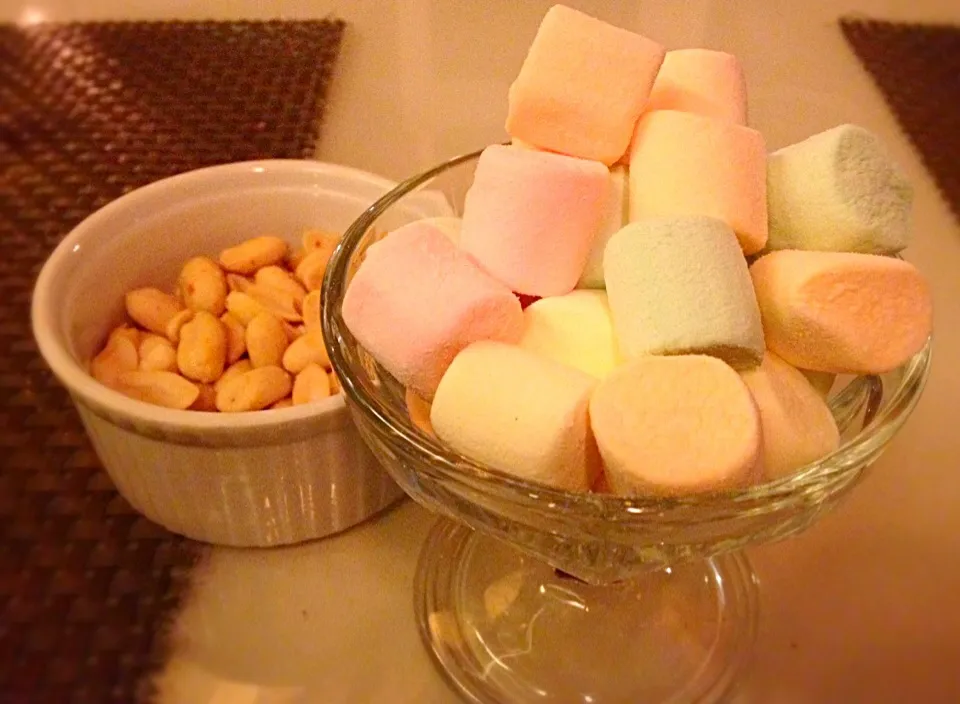 Snapdishの料理写真:Marshmallow & Spicy Peanuts|Liezlさん