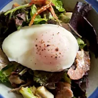 brunch today: salad, bacon and poached egg. :)|Eunice Pacsiさん