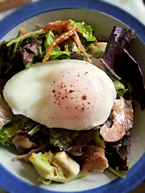 brunch today: salad, bacon and poached egg. :)|Eunice Pacsiさん