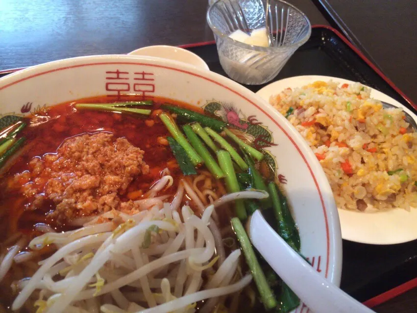 【日替定食】台湾ラーメンと小チャーハンを頂きました。|momongatomoさん