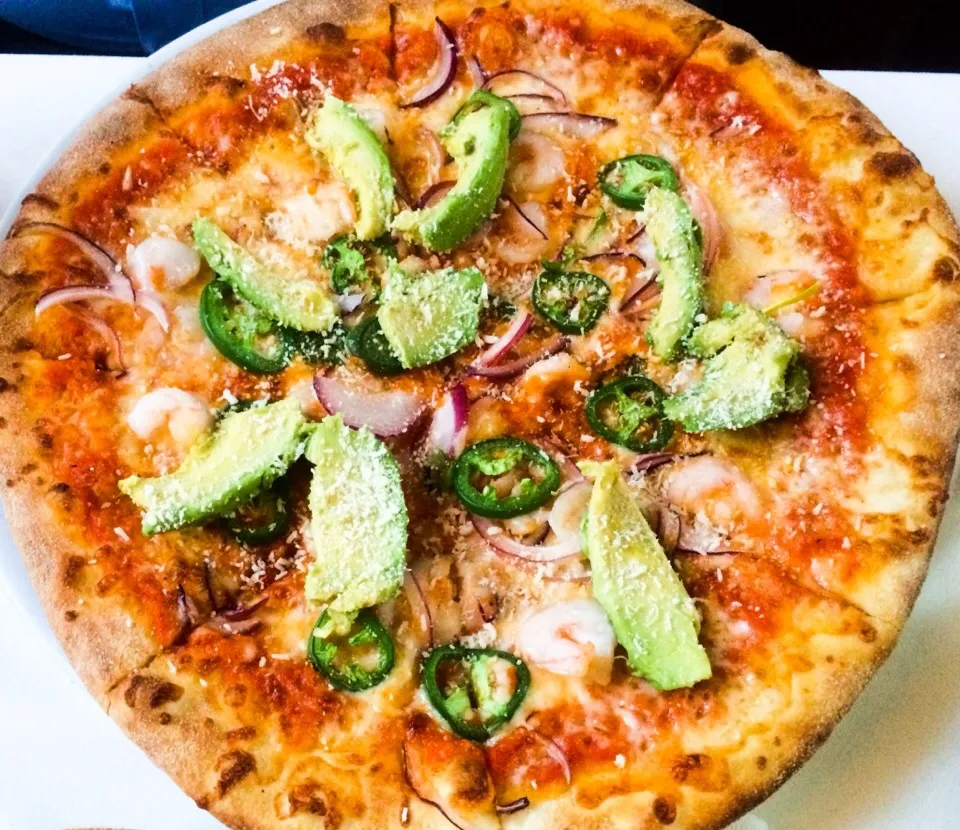 California Pizza with Shrimp, Avocados, Onions, and Jalapeños|sooprcoolchicaさん