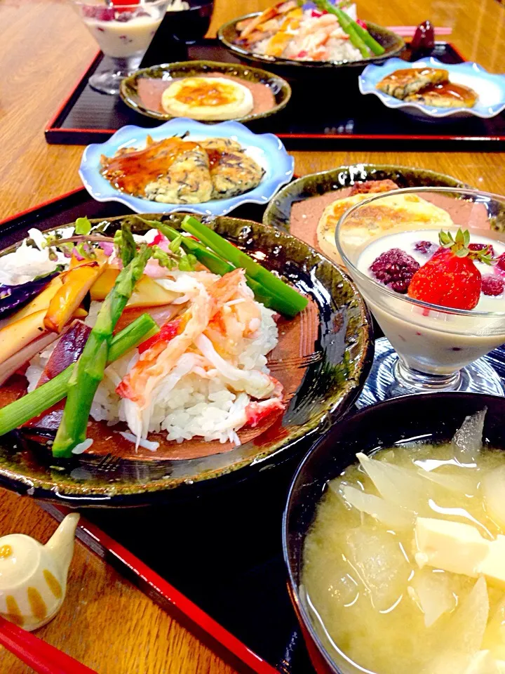 海鮮丼。大根黒胡椒ピザ。鰹節たくさんお豆腐ひじきハンバーグ。新玉ねぎのお味噌汁。ベリー豆乳。|Kumi_loveさん