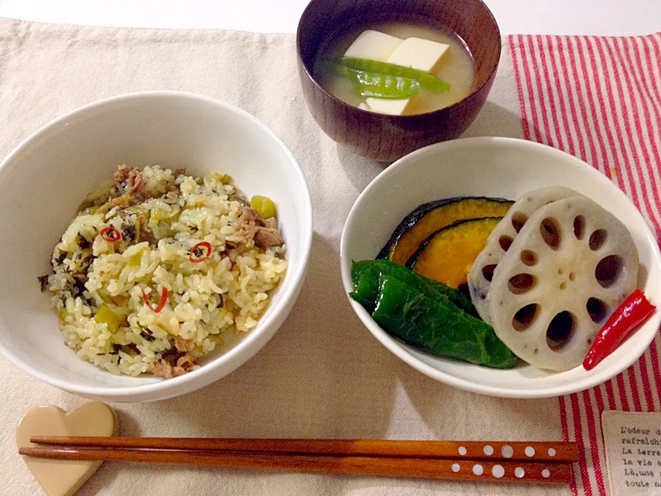 Snapdishの料理写真:牛肉と野沢菜漬の炊き込みご飯・野菜の揚げ浸し・絹さやと豆腐の味噌汁|Accaさん