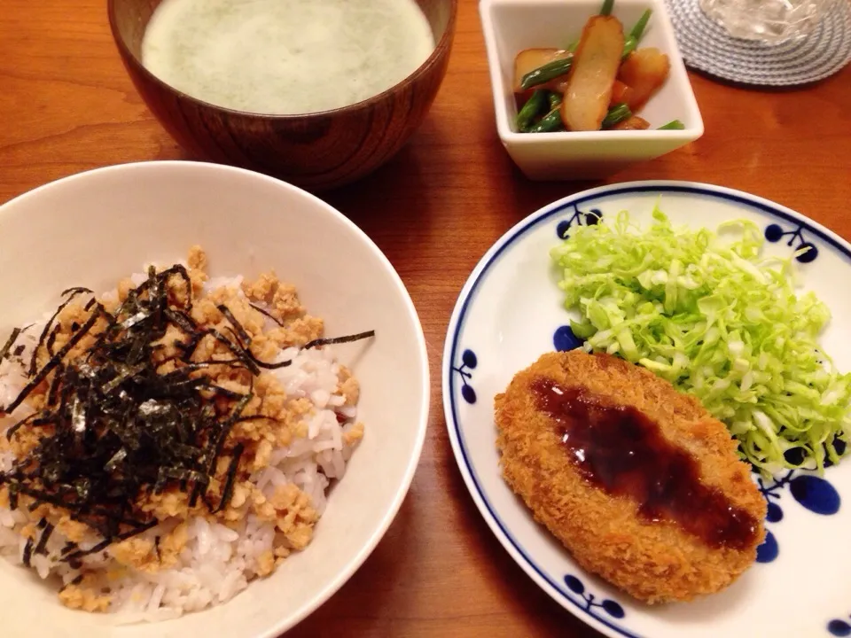 鶏そぼろご飯  コロッケ  インゲンと薩摩あげのきんぴら  ほうれん草ポタージュ|ikukoさん