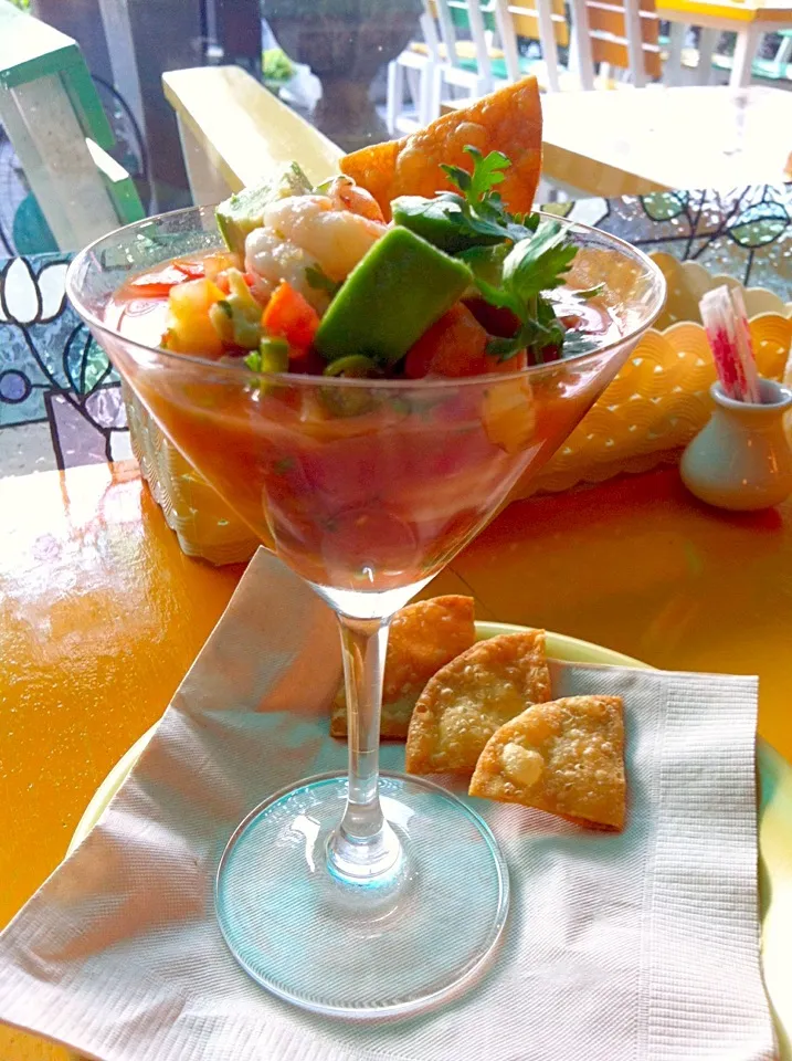 Mexican prawn cocktail with Khao kua (Thai powdered and roasted rice)|Jorge Bernal Márquezさん