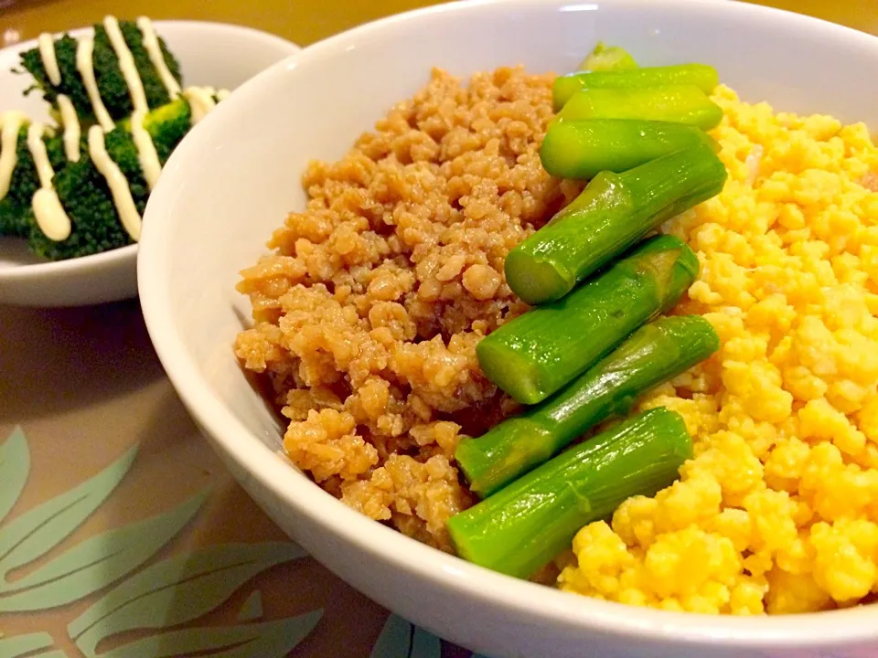 Snapdishの料理写真:鶏そぼろで3色丼な夕食🍚🍚|かずみさん