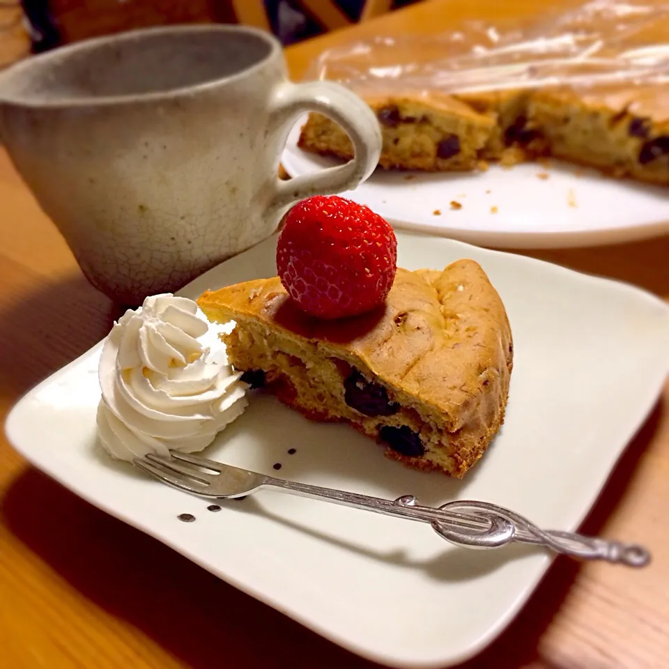 ホットケーキミックスで簡単。バナナとレーズンのケーキに生クリームとイチゴのサービス付きの巻|mican5さん