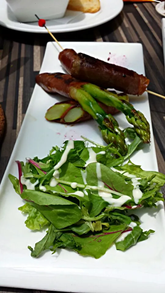 Beef skewers and grilled asparagus wrapped in air dried ham|genさん