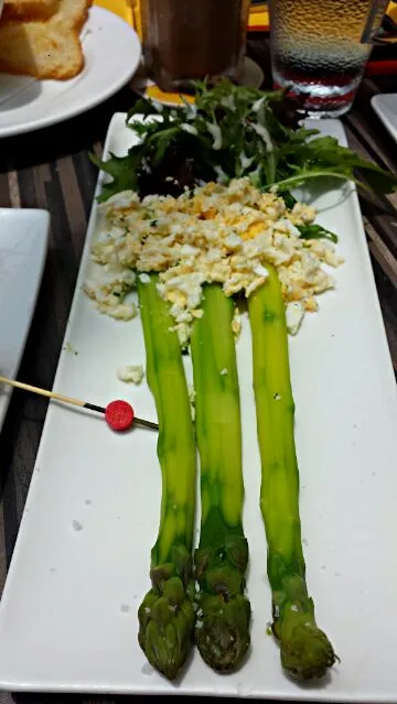 Poached asparagus topped with egg salad|genさん