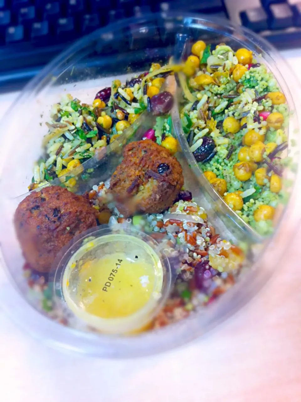 Quick healthy lunch at work! Falafel with quinoa, rice and cous cous|🍓Jolejo🍓さん