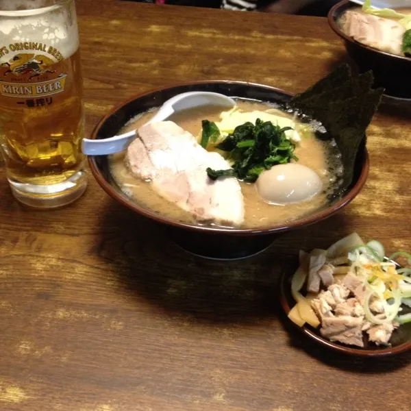 昼からビールを飲みながらラーメンを。連休なのでありでしょ(^^)
ここの寸八は県内でも4本の指に入るほどの有名店とのこと。|竜巻野郎さん