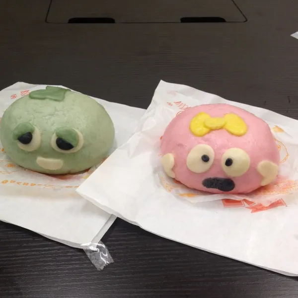 ガチャピンまんとムックまん。味はホイコーロー味とチンジャオロース味。さらにチキンを3つとおでんを買ってしまった(^◇^;)
1000円を超えてしまいました(ﾟдﾟ;)|竜巻野郎さん