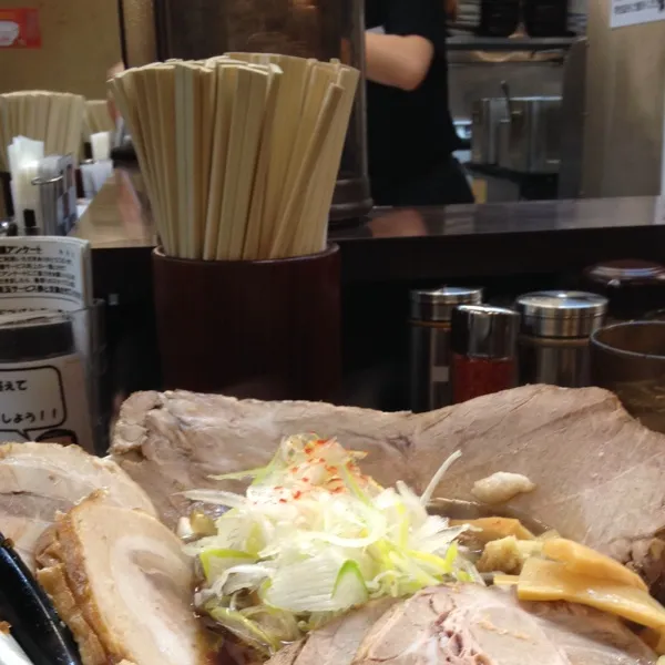 Snapdishの料理写真:肉が山のように入ったラーメン、いや、肉の中にラーメンが入ってると表現すべきだろうか。
今年初のラーメンはけいすけ神保町店に決まりだ。初陣を飾るにふさわしい素晴らしい内容だった。一見の価値有り、である。|竜巻野郎さん