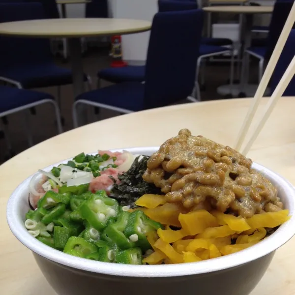 Snapdishの料理写真:今日はばくだん丼をお持ち帰りして、手持ちの納豆をトッピングして食べました。|竜巻野郎さん