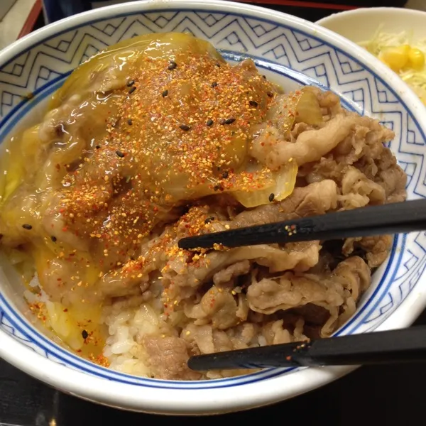 牛丼食べました〜(^^)友人にクイズを出して、「このクイズに正解したら奢るよ！」と豪語してしまい、焦りました(^^;;
写真は、牛丼を食べている私です。|竜巻野郎さん