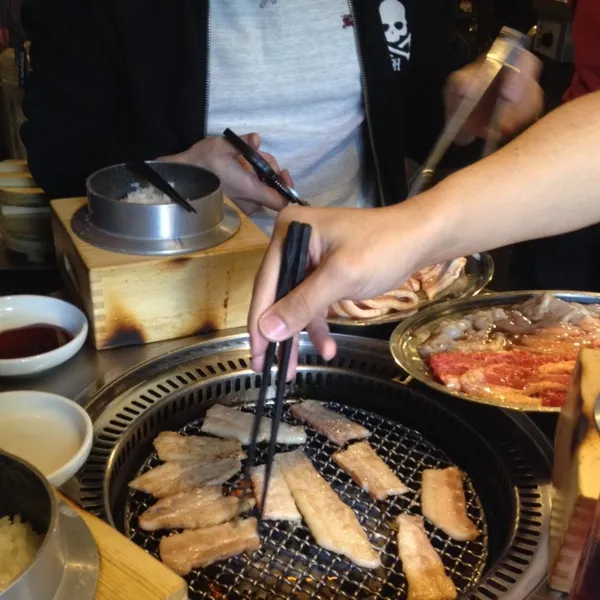 うっひょ〜！肉食べ放題＼(^o^)／平日お昼から店内は満席だ凄いー＼(^o^)／たくさん食べて今日は腹いっぱいおやすみー＼(^o^)／|竜巻野郎さん