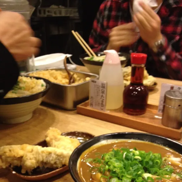 丸香にて初めてカレーうどんを注文してみました。
カレーは、うどんのダシが効いていて風味も味わいも最高。そこに流し込まれた極上のうどんがカレーとからみ合い、最高のハーモニーを奏でていました(*^0ﾟ)v|竜巻野郎さん