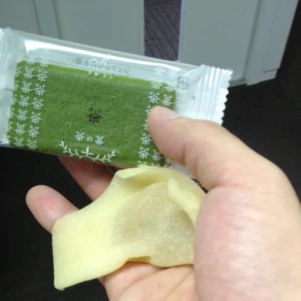 京都出身の人からお菓子をもらいました。
この緑の方、本人のオススメというだけあって、かなりうまかったです(*^◯^*)|竜巻野郎さん