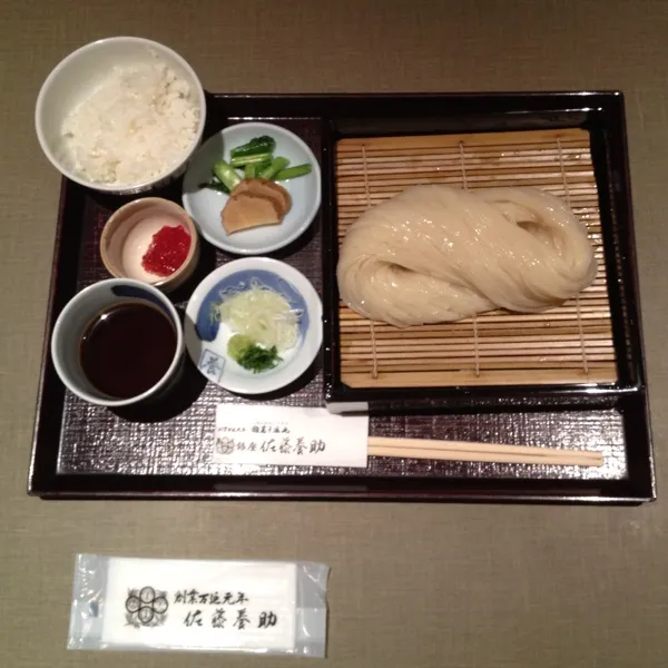 稲庭うどんを食べました^o^
麺は細めでそうめんに近いかも。凄くうまいです。ご飯はあきたこまち。
お店は高級な感じでした〜*\(^o^)/*|竜巻野郎さん