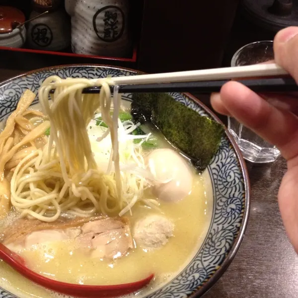 今日は友人のチョイスでラーメンを食べに。
とてもおいしかったです。|竜巻野郎さん