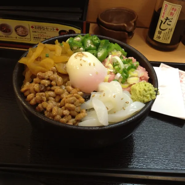 今日の夕飯はばくだん丼の特盛りにしました。このお店、最近テレビで紹介されていたらしいです。|竜巻野郎さん