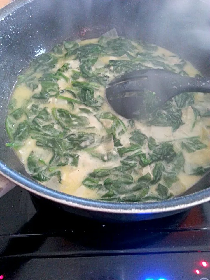 cheesy homemade Alfredo sauce with spinach to top pasta.|Polly Gelfusoさん