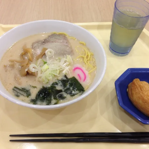 通院している大学の学食でとんこつラーメン。いなりはオマケ。|Nottoさん