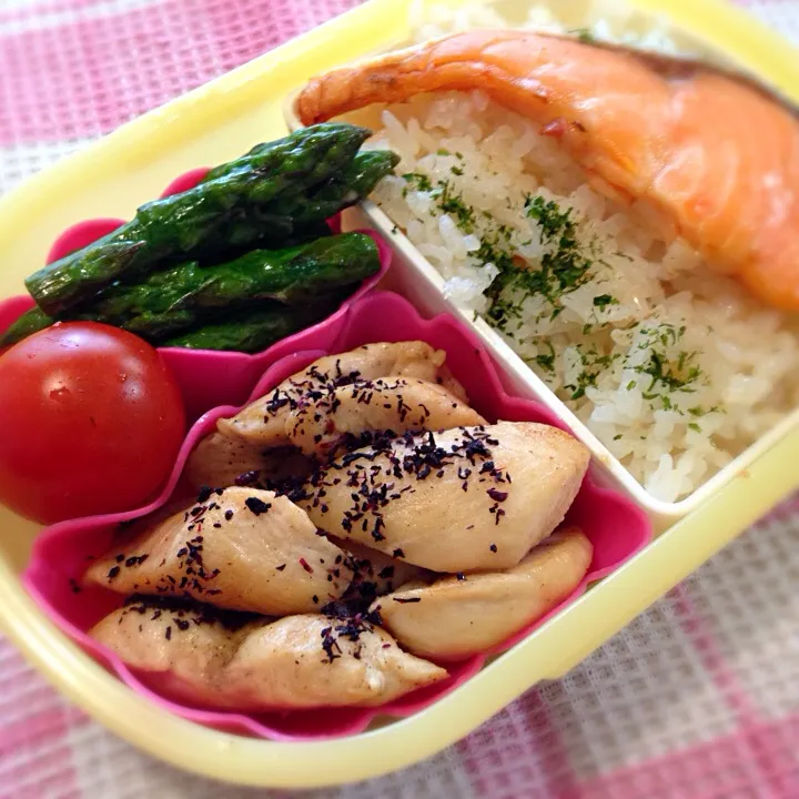 焼き鮭と鶏ささみのマヨソース炒め弁当|もえさん