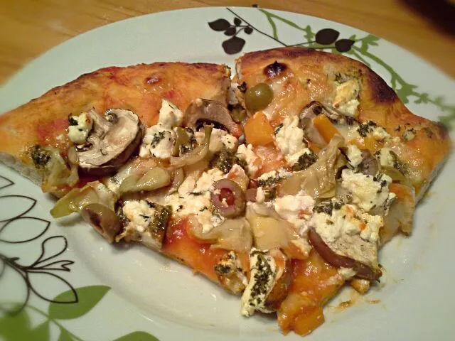 Herbed goat cheese pizza with artichoke,  mushroom and green olives|Fe's kitchenさん