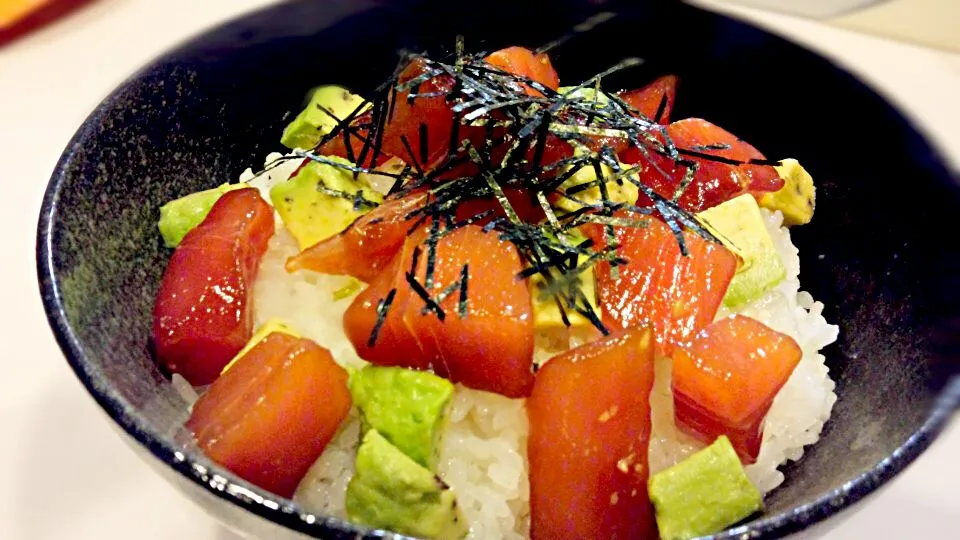 漬けマグロとアボカド丼|ヤマトマキさん