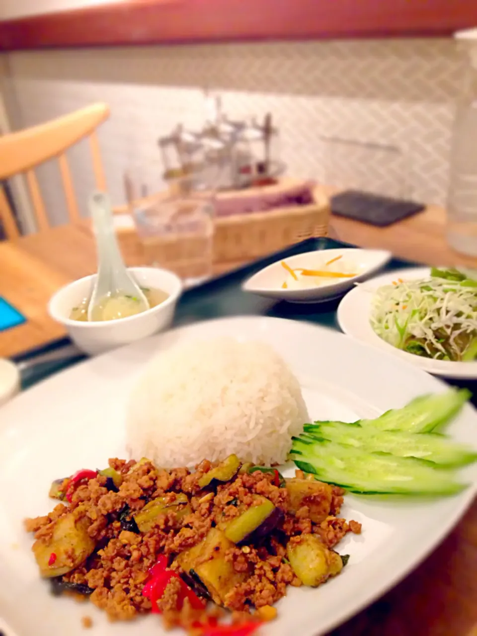 本日開店の御茶ノ水駅近くのタイ料理屋でガパオ。ピリ辛で美味い。|akkioさん