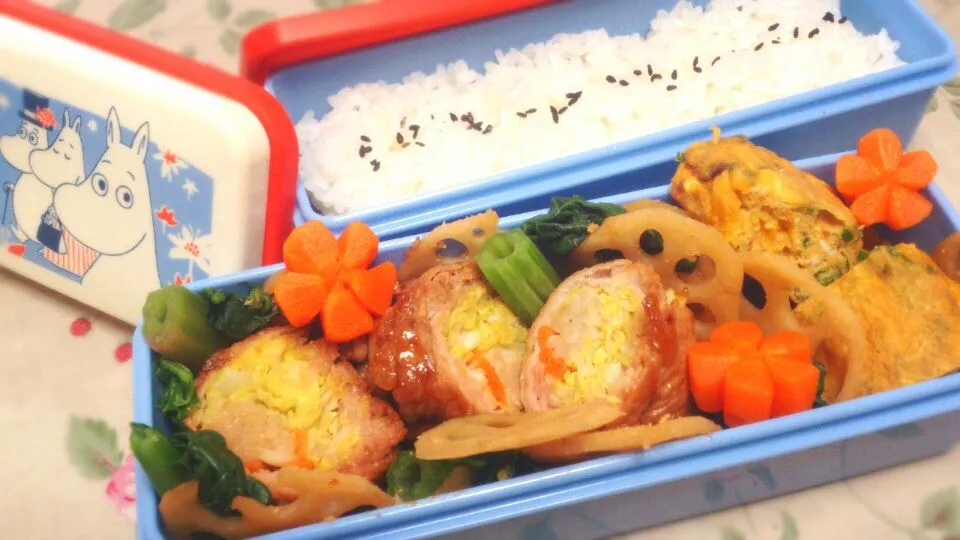 お弁当
ごまごはん、肉巻きキャベツ&えのき(しょうが焼き風)、ネギの卵焼き、にんじんの飾り切り、れんこんの煮物、塩ゆでほうれん草|さっちんさん