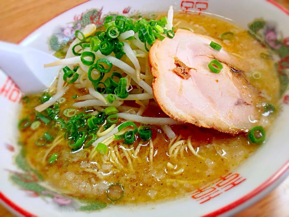 Snapdishの料理写真:新博多とんこつラーメン🍜|おかっぴーさん