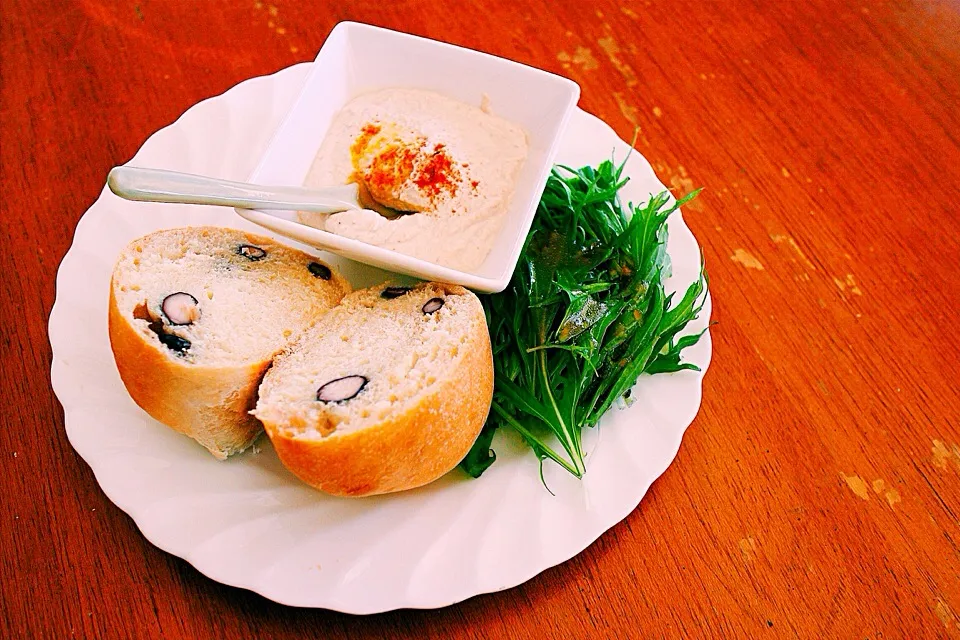 Homemade black bean bread with leftover hummus for lunch|Leahさん