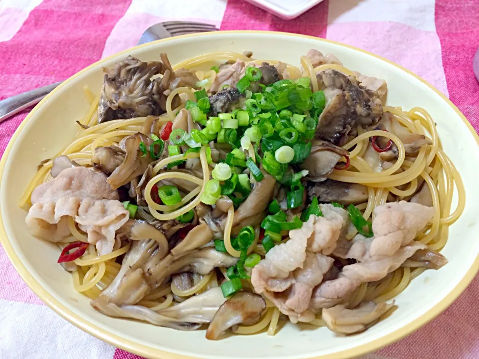 Snapdishの料理写真:妙義山舞茸と豚バラ肉のピリ辛和風パスタ|Tomonori Otsuruさん