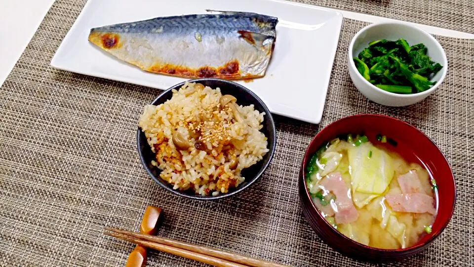 Snapdishの料理写真:今日の夕食 さばの塩麹焼き、菜の花のおひたし、きゃべつとベーコンの味噌汁、しめじごはん|pinknari🐰🌈さん