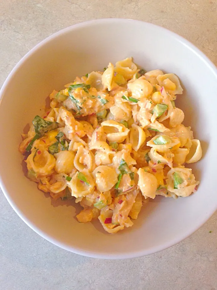 Snapdishの料理写真:Tuna and sweetcorn pasta salad|Chrisy Hillさん