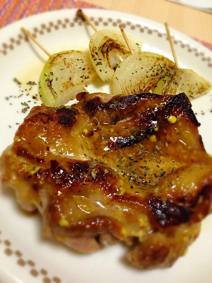 Snapdishの料理写真:鶏肉のからしマヨ照り焼き、玉ねぎね串焼き|かなえさん